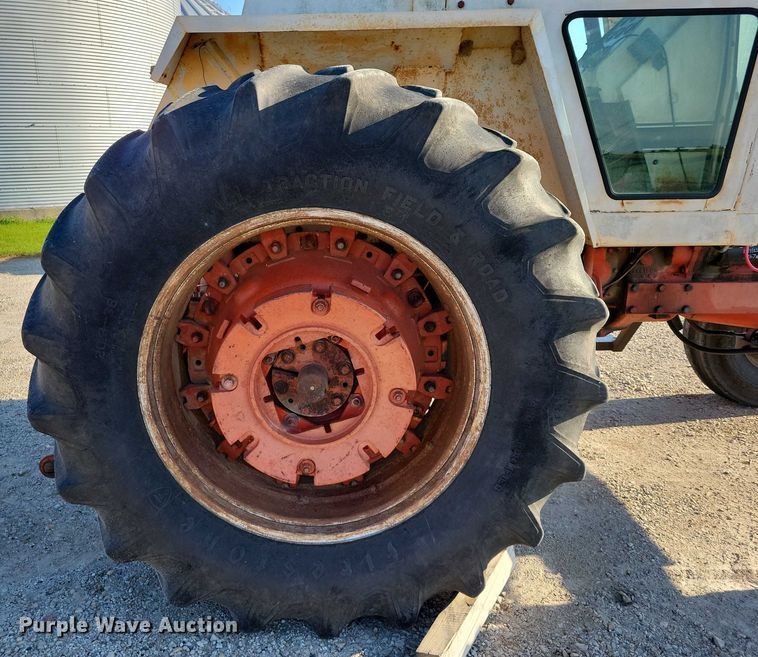 image for item DX7181 1973 Case 1370 tractor