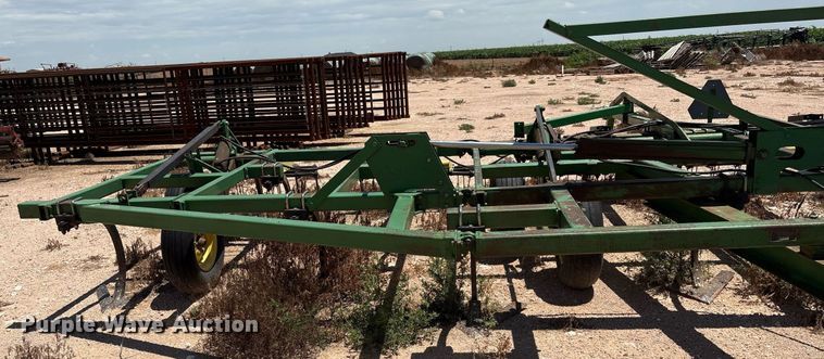 image for item DX8047 John Deere 610 field cultivator