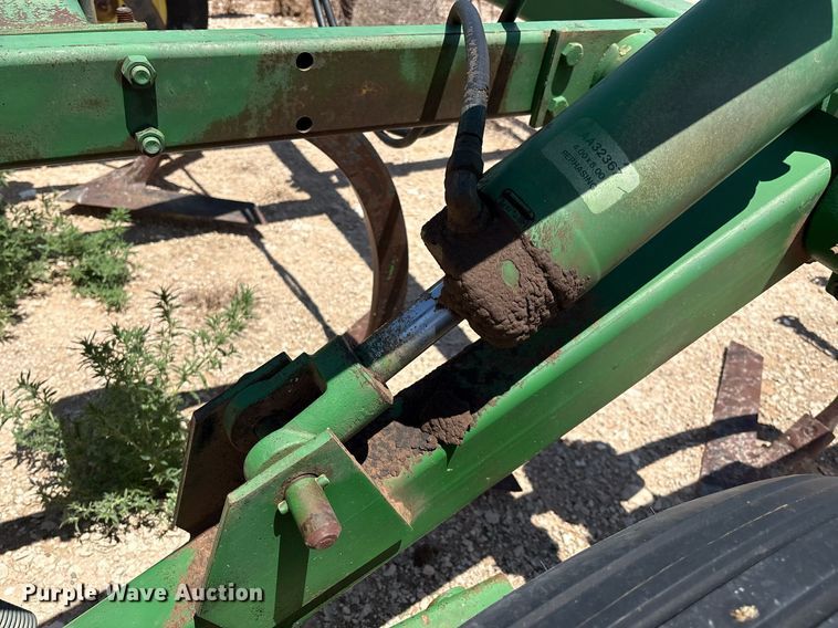 image for item DX8047 John Deere 610 field cultivator