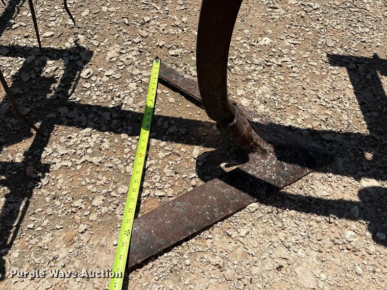 image for item DX8047 John Deere 610 field cultivator