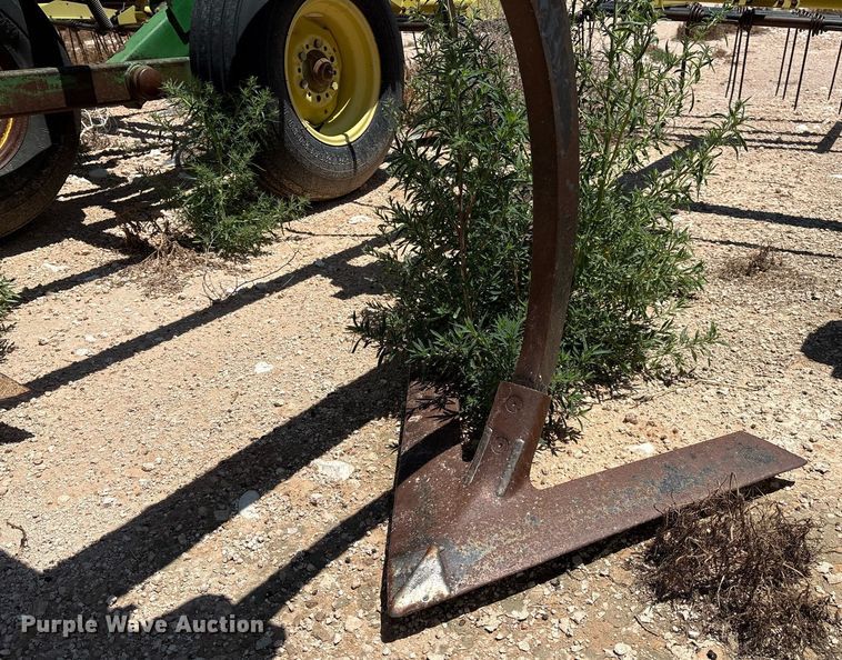 image for item DX8047 John Deere 610 field cultivator