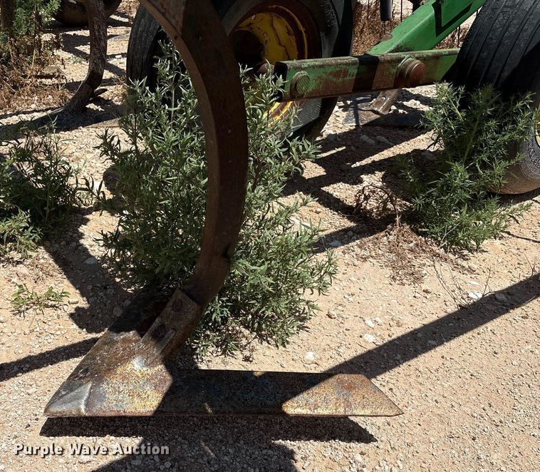 image for item DX8047 John Deere 610 field cultivator