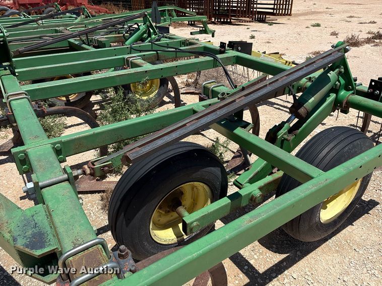image for item DX8047 John Deere 610 field cultivator