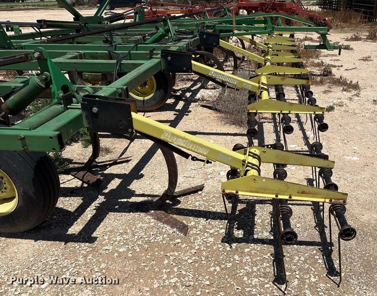 image for item DX8047 John Deere 610 field cultivator