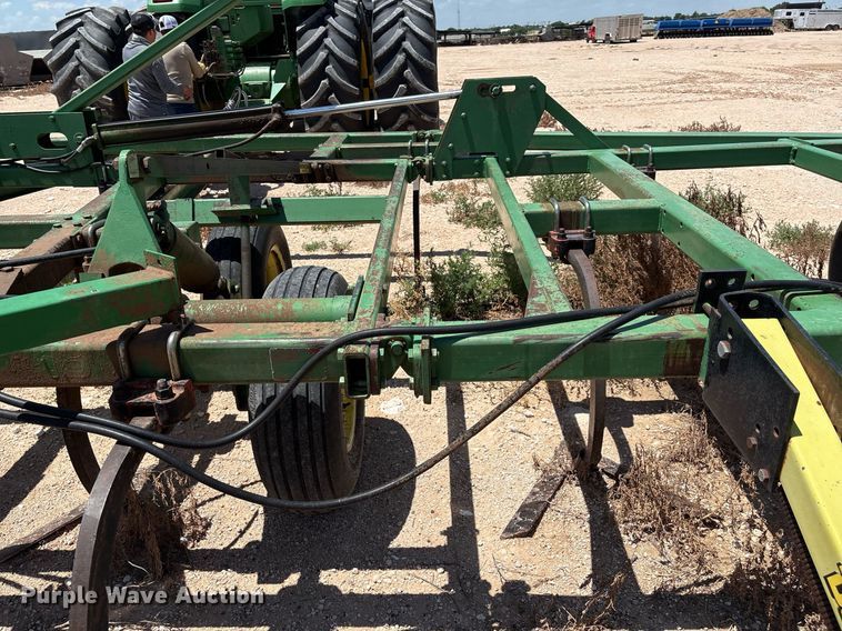 image for item DX8047 John Deere 610 field cultivator