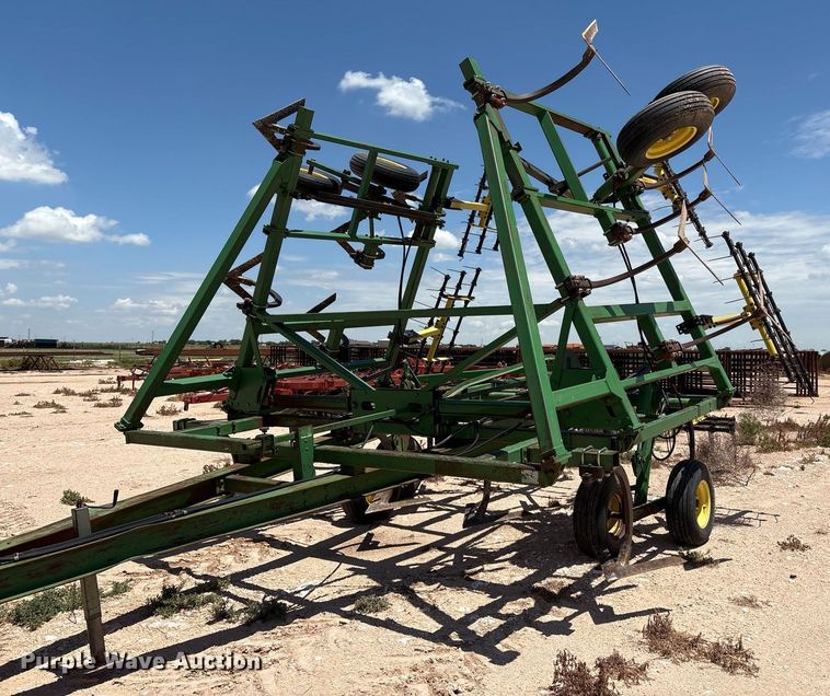 image for item DX8047 John Deere 610 field cultivator