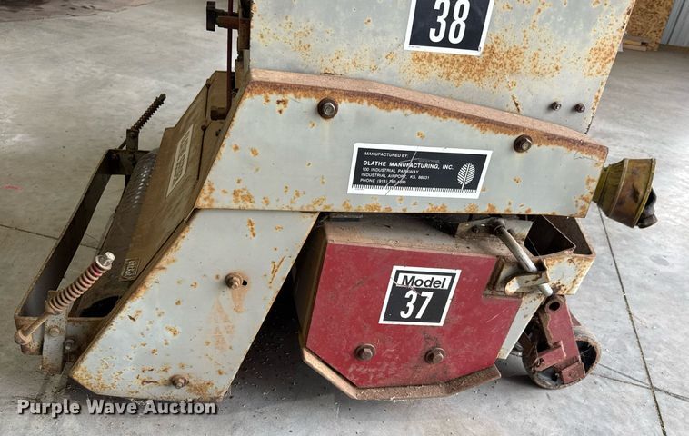 image for item DY0432 1989 Olathe 37/38 seeder