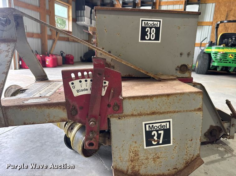 image for item DY0432 1989 Olathe 37/38 seeder
