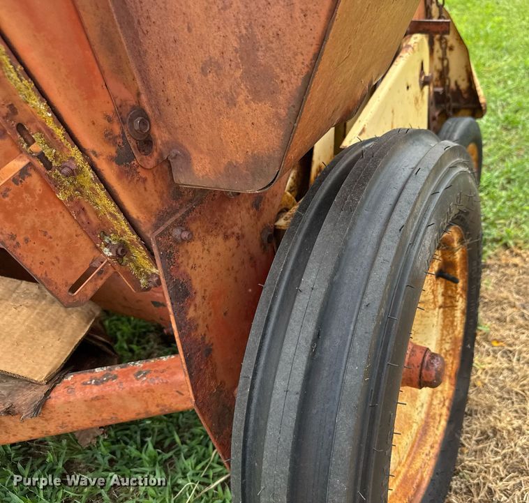 image for item DY0436 New Holland 269 small square baler