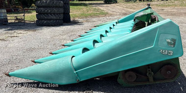 image for item DY0779 John Deere 893 corn head