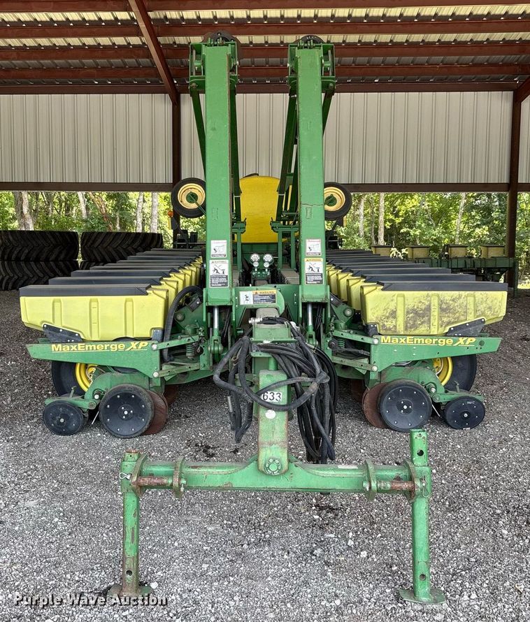 image for item DY0780 2001 John Deere 177ONT planter