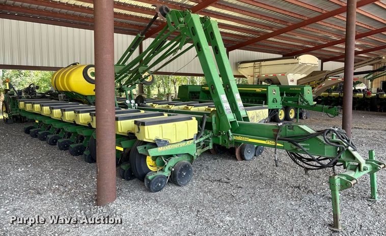 image for item DY0780 2001 John Deere 177ONT planter