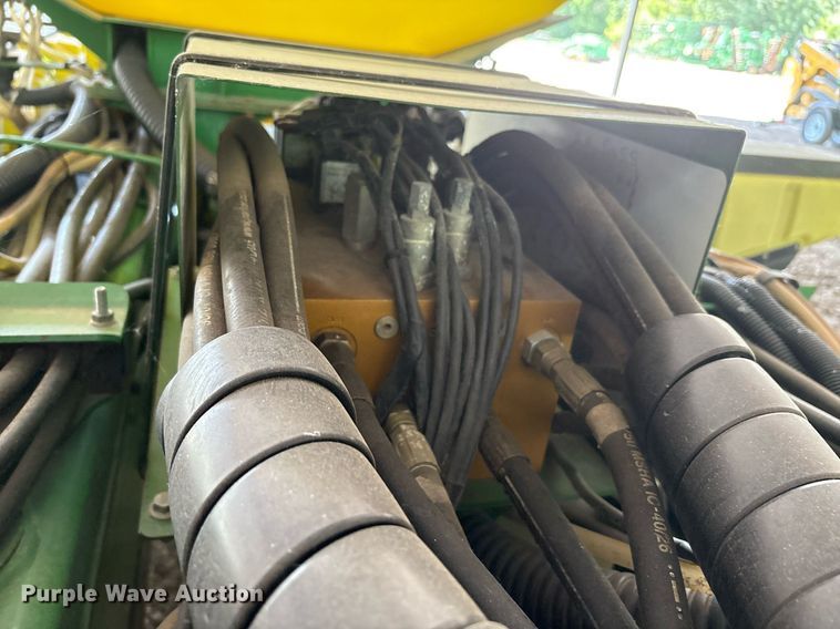 image for item DY0780 2001 John Deere 177ONT planter