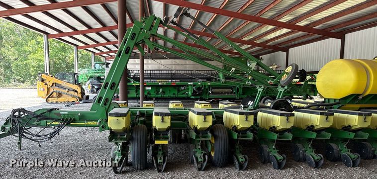 image for item DY0780 2001 John Deere 177ONT planter