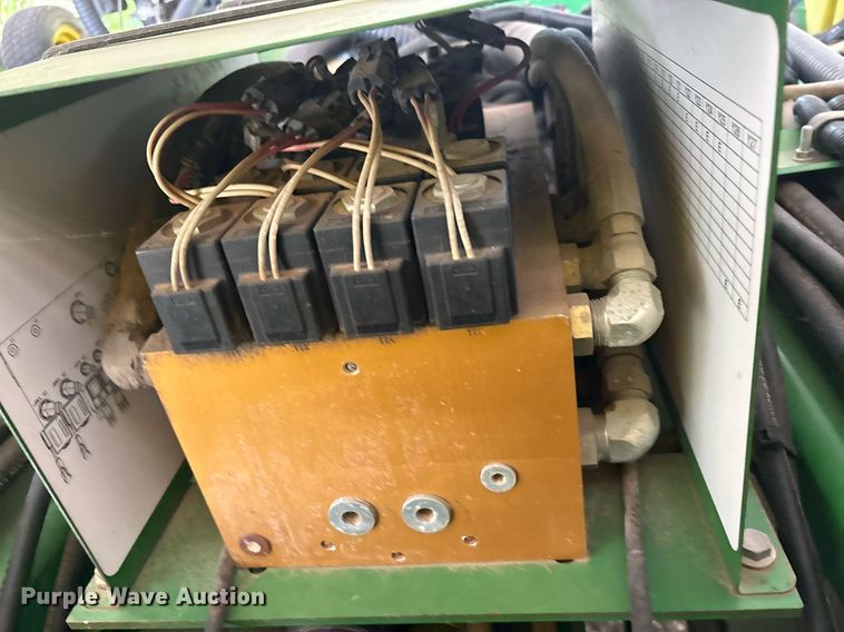 image for item DY0780 2001 John Deere 177ONT planter