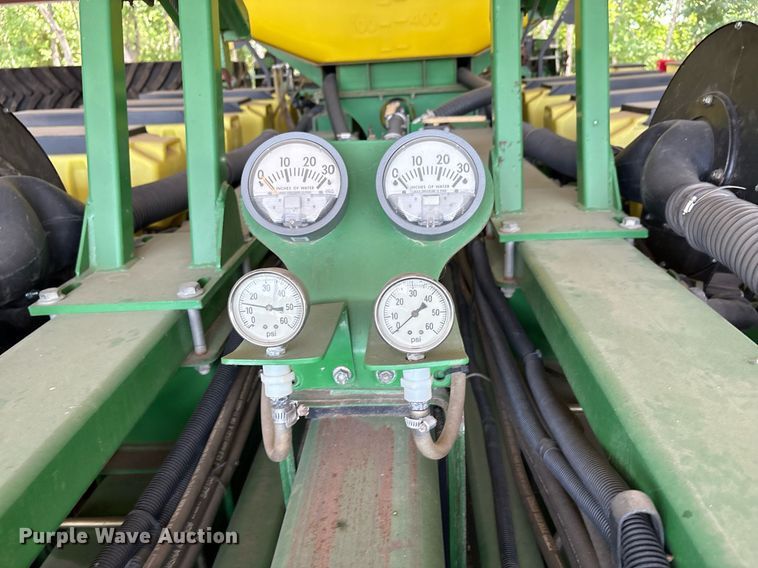 image for item DY0780 2001 John Deere 177ONT planter