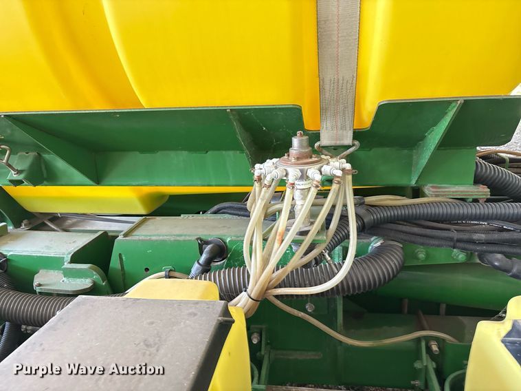 image for item DY0780 2001 John Deere 177ONT planter