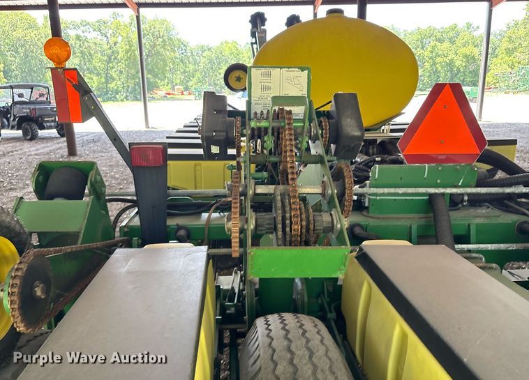 image for item DY0780 2001 John Deere 177ONT planter