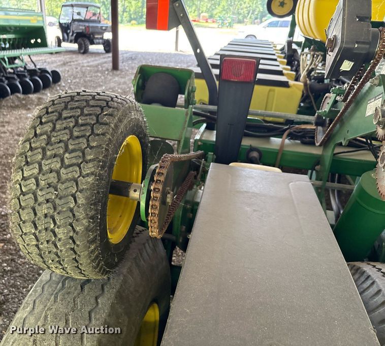 image for item DY0780 2001 John Deere 177ONT planter