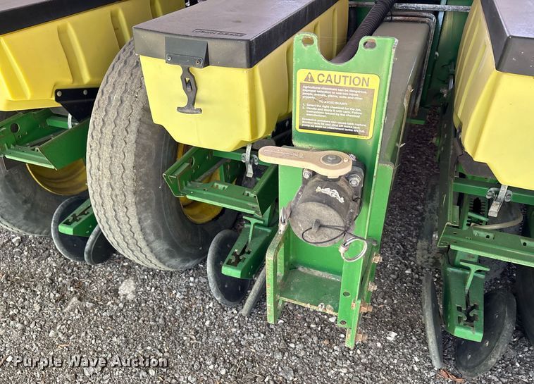 image for item DY0780 2001 John Deere 177ONT planter