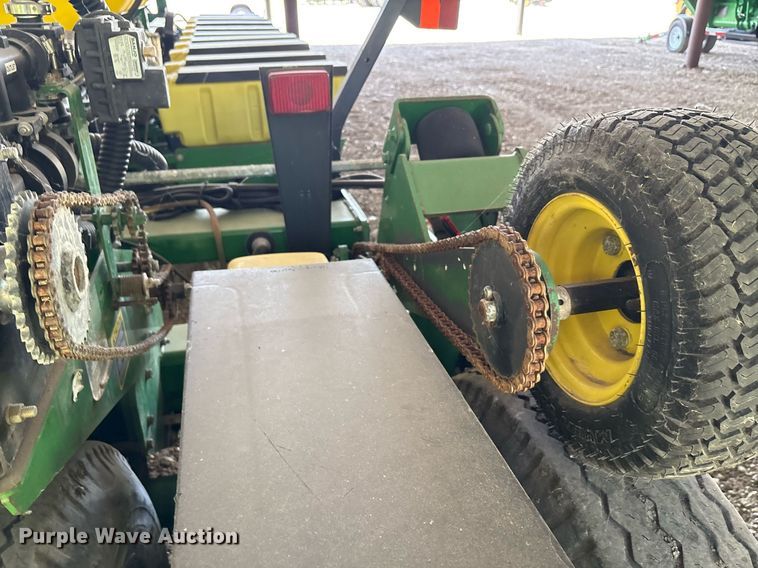 image for item DY0780 2001 John Deere 177ONT planter