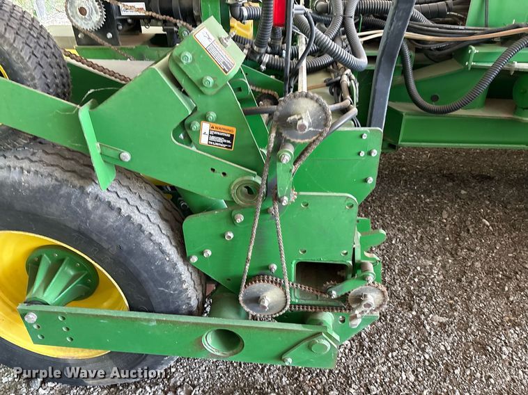 image for item DY0780 2001 John Deere 177ONT planter