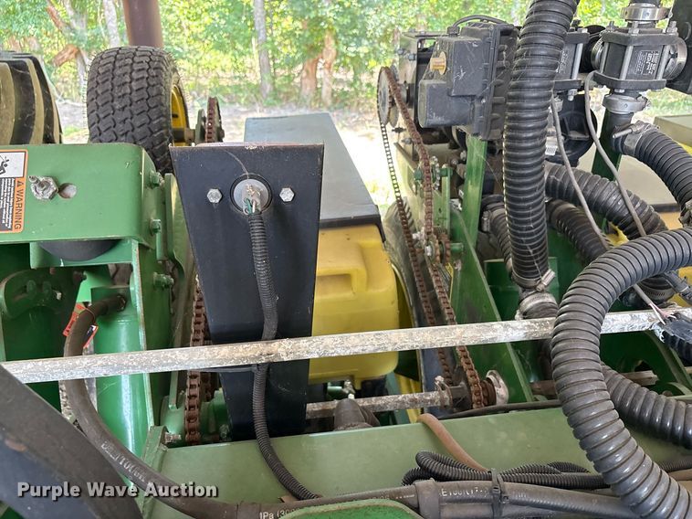 image for item DY0780 2001 John Deere 177ONT planter