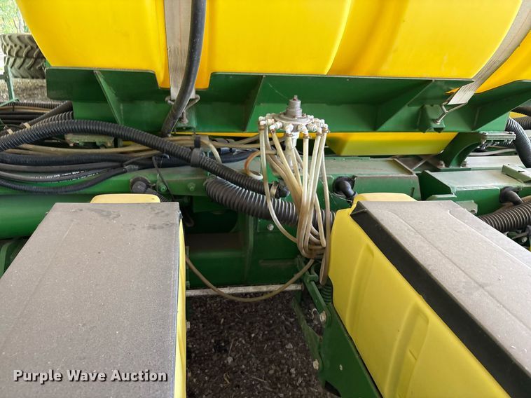 image for item DY0780 2001 John Deere 177ONT planter