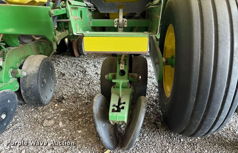 image for item DY0780 2001 John Deere 177ONT planter