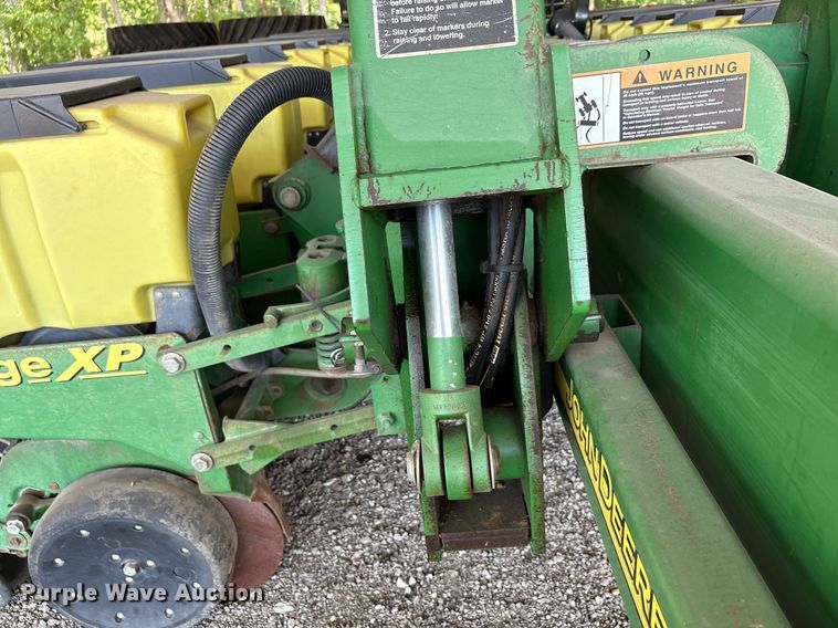 image for item DY0780 2001 John Deere 177ONT planter