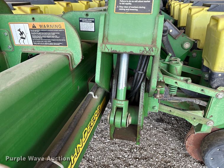 image for item DY0780 2001 John Deere 177ONT planter