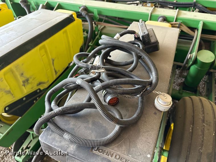 image for item DY0780 2001 John Deere 177ONT planter