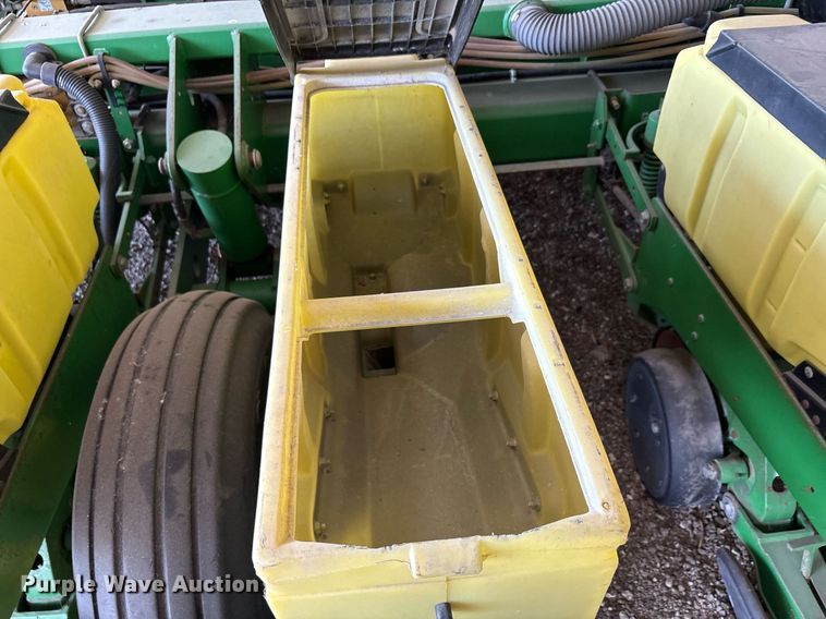 image for item DY0780 2001 John Deere 177ONT planter