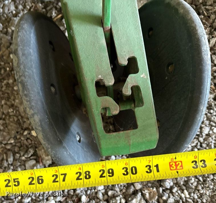 image for item DY0780 2001 John Deere 177ONT planter