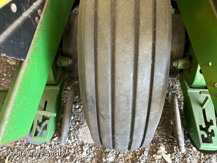 image for item DY0780 2001 John Deere 177ONT planter