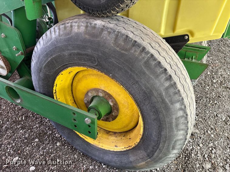 image for item DY0780 2001 John Deere 177ONT planter