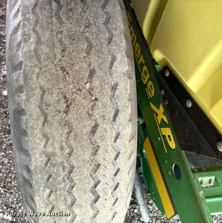 image for item DY0780 2001 John Deere 177ONT planter