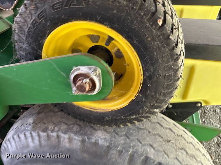 image for item DY0780 2001 John Deere 177ONT planter