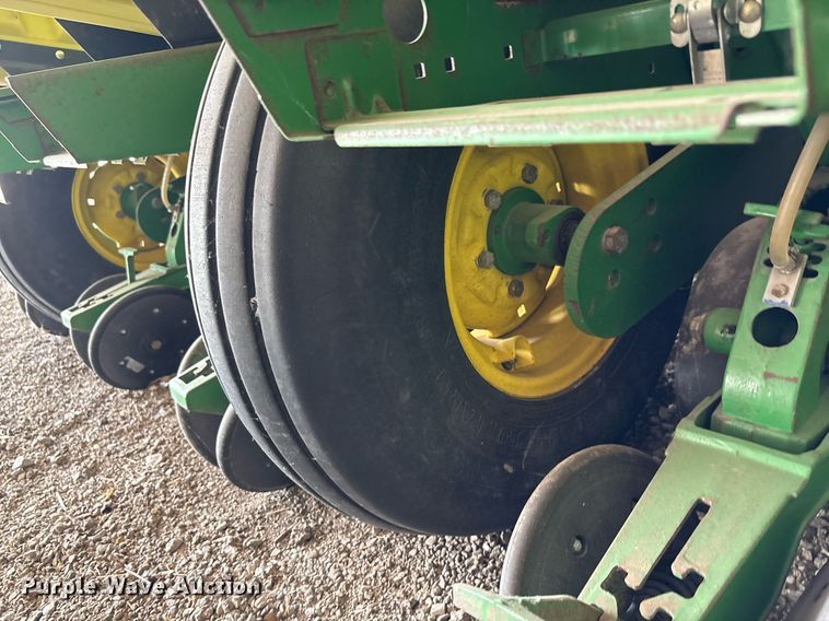 image for item DY0780 2001 John Deere 177ONT planter