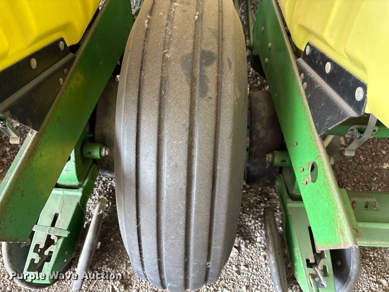image for item DY0780 2001 John Deere 177ONT planter