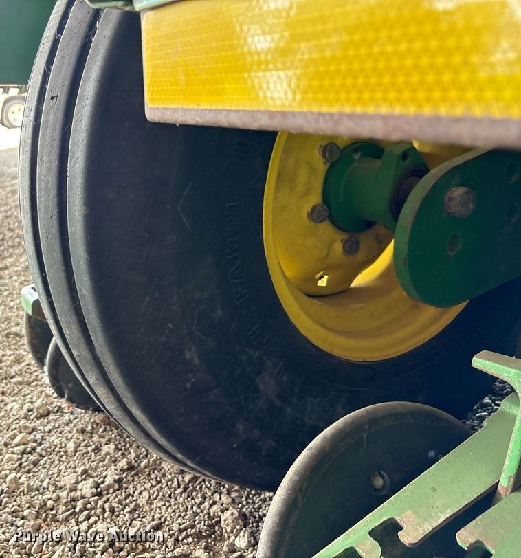 image for item DY0780 2001 John Deere 177ONT planter