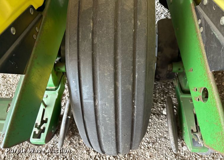 image for item DY0780 2001 John Deere 177ONT planter