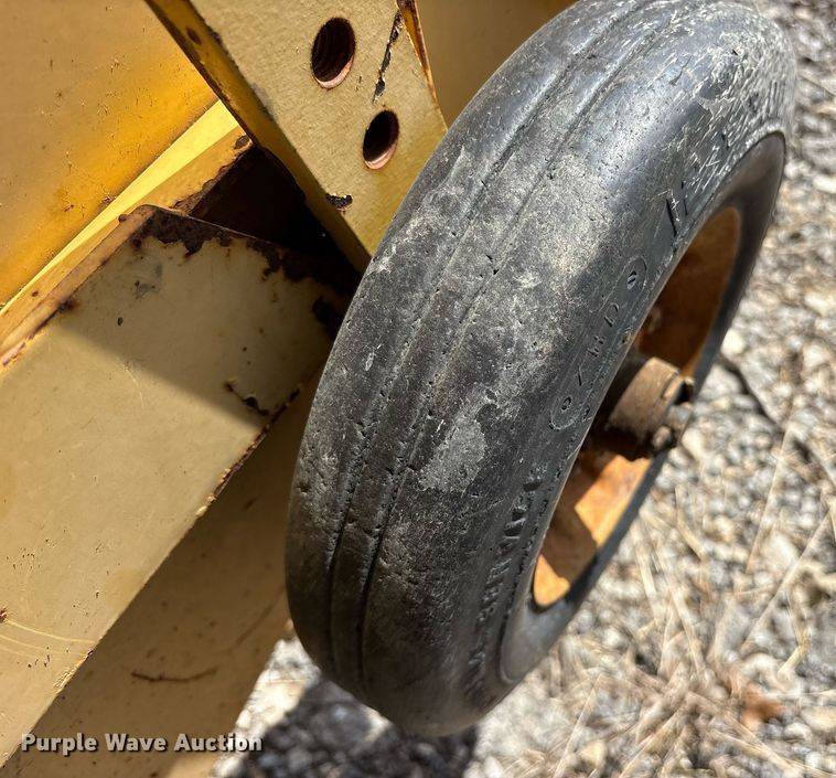 image for item DY0781 New Holland 316 small square baler