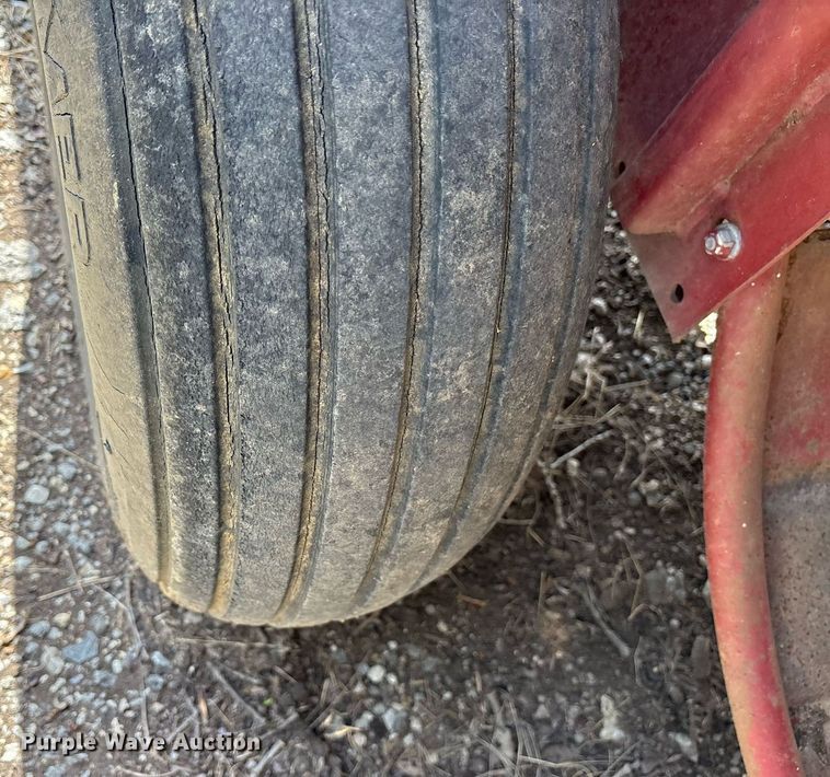 image for item DY0781 New Holland 316 small square baler