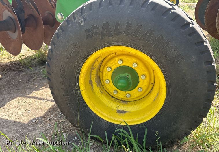 image for item DY0784 2023 John Deere 2633 tandem disk