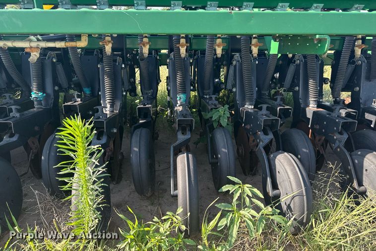 image for item DZ8718 2006 Great Plains 2N-3010 grain drill