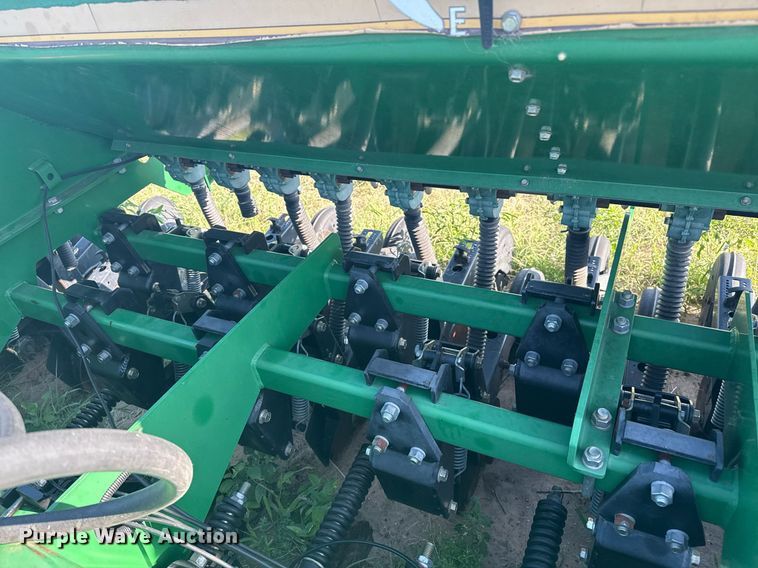 image for item DZ8718 2006 Great Plains 2N-3010 grain drill