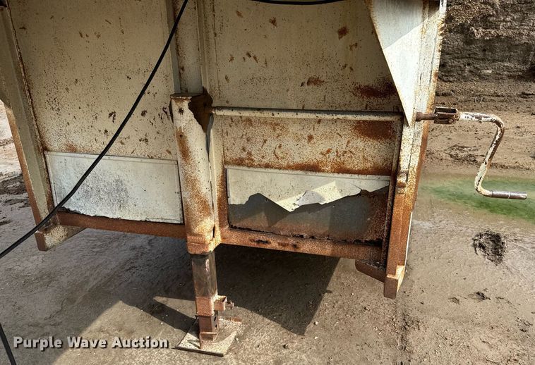 image for item DZ8743 livestock trailer