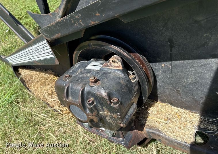 image for item DZ8773 1995 MacDon 960 flex draper head