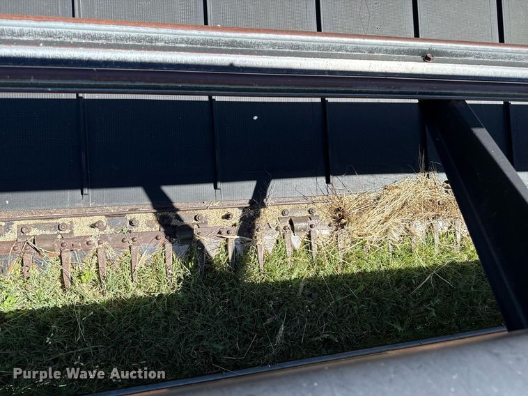 image for item DZ8773 1995 MacDon 960 flex draper head